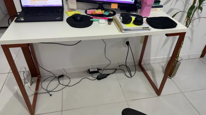 Mesa escritório branca 120cm com pés rose gold