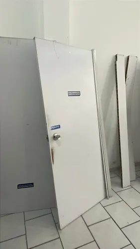 DIVISÓRIA COM PORTA