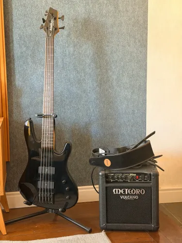Contrabaixo Washburn XB-125 5 Cordas + Amplificador Meteoro Vulcano 35BS