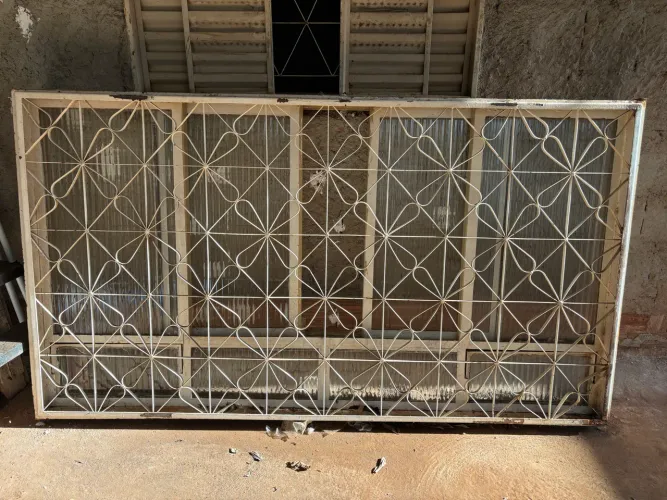 Janela de ferro com vidros inteiros