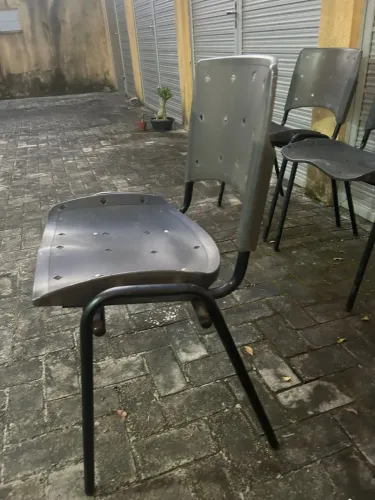 Vendo conjunto de 4 cadeiras de ferro e assentos de plastico 