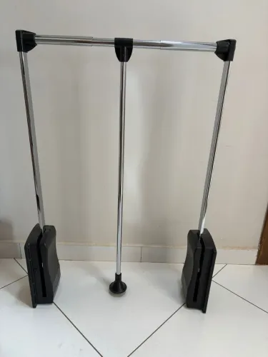 Cabideiro Extensível Basculante Renna Cromado - Organizador para Guarda-Roupa e Closet