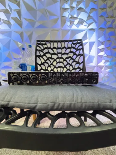 Placa de áudio Behringer 404 HD
