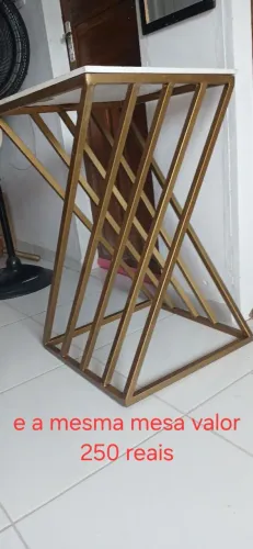 Mesinha de ferro na cor dourada com  tampo quadrado na cor branca 