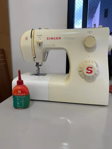 Máquina de Costura Singer Tradition Elétrica com Pedal - Funcionando