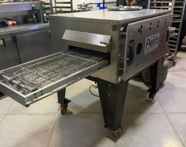 Forno esteira faz pizza até 45cm