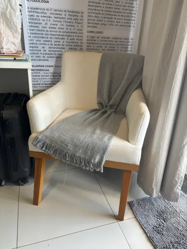 Conjunto de 2 poltronas, com estofado na cor off white.