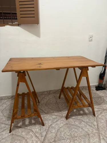 Mesa e painel de madeira