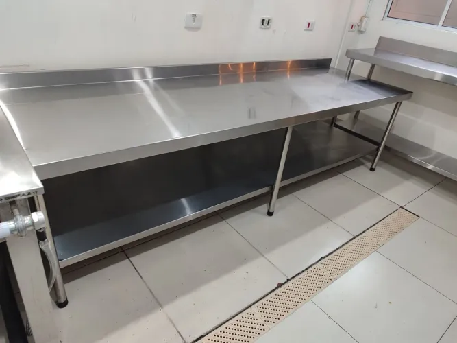Bancada de parede para apoio e área de manejo