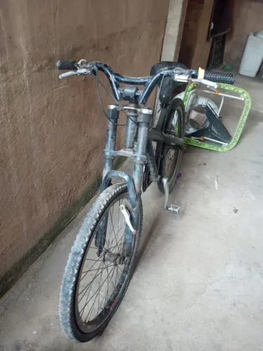Vendo bicicleta ? aro vemaxi 26 só com umas coisas pra ageita