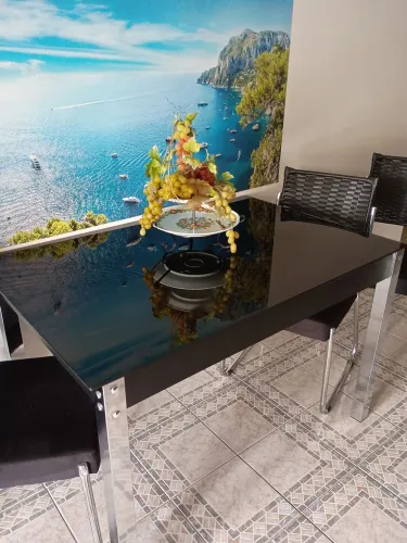 Vendo mesa de tampo de vidro com 4 cadeiras novas.