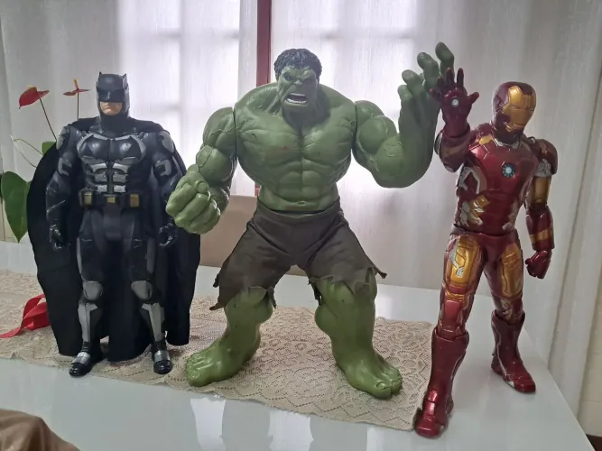 Hulk, batman e homem de ferro grandes