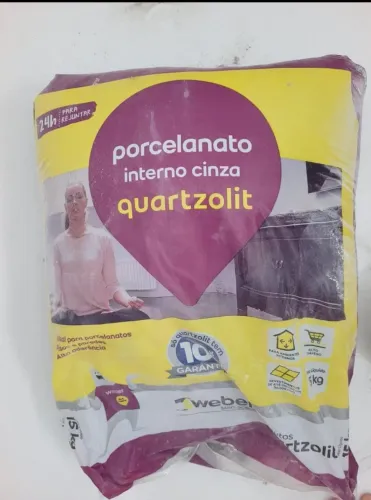 Vendo 45 quilos de argamassa de cor cinza.