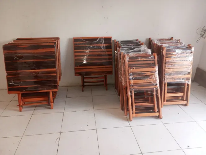 Mesa 70x70 com 4 cadeiras dobrável de madeira