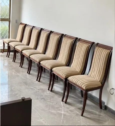 Cadeira estofada em madeira. Cada uma R$ 130,00