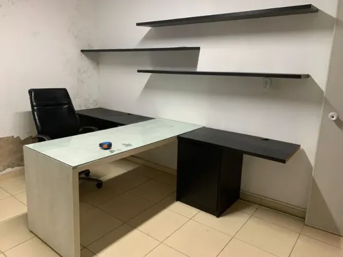 Móvel para escritório, bancada com gavetas e 3 pratileiras