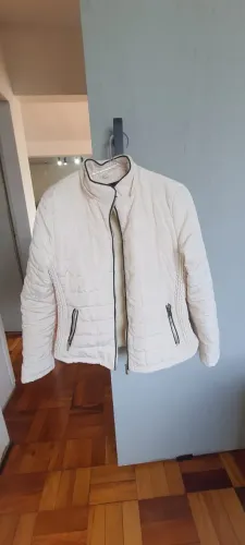 Jaqueta Puffer forrada tamanho M cor bege/offwhite