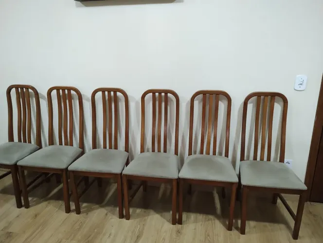 Conjunto de seis cadeiras de madeira, em ótimo estado de conservação 