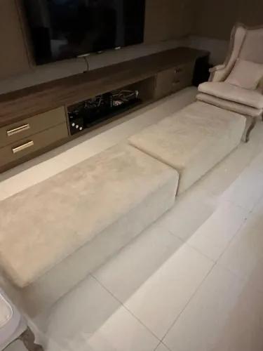 Par de Banco/Puff Estofado Alto Padrão em Suede Claro