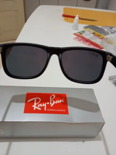 Óculos Ray Ban Justin preto fosco lente preta polarizada novo na caixa