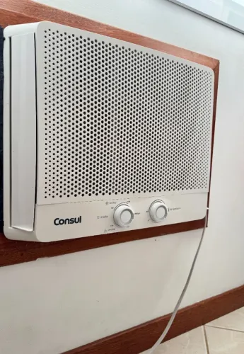 Ar condicionado janela 7500 BTUs Consul frio com design moderno