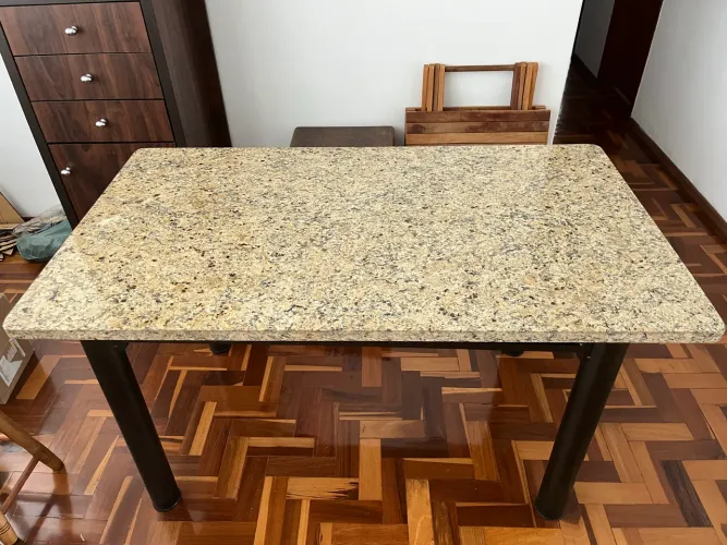 Mesa Retangular com Tampo de Granito 