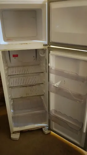 O freezer gelando bem só a parti de baixo só está esfriando