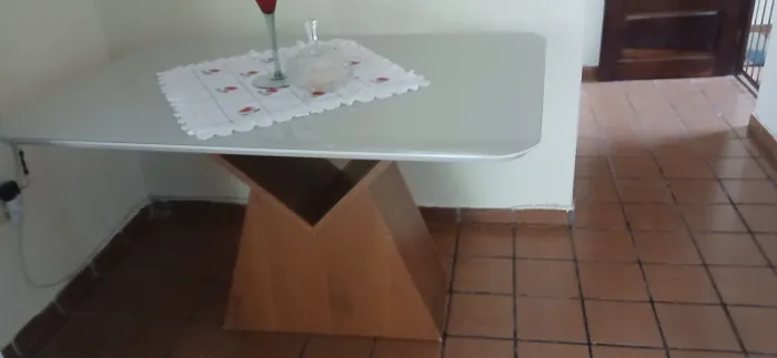 Vendo uma mesa ela pega até 6 cadeira motivo da venda falta de espaço quero comprar uma me