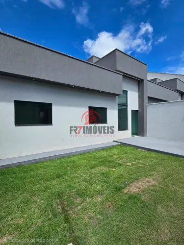 Casa de 3 quartos no Setor Goiânia 2 em Goiânia, com pé-direito duplo na sala e localizaçã