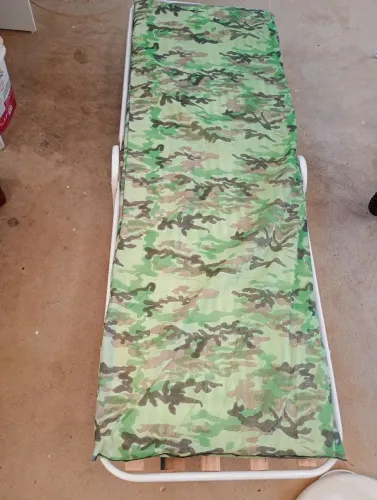 Cama dobrável, pouco uso 