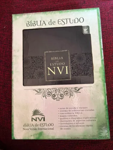 Vendo Bíblia de estudo NVI e Série Apologética o valor divulgado é de cada produto