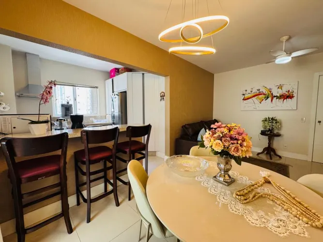 Apartamento à venda no Centro de Balneário Camboriú. Edifício frente mar