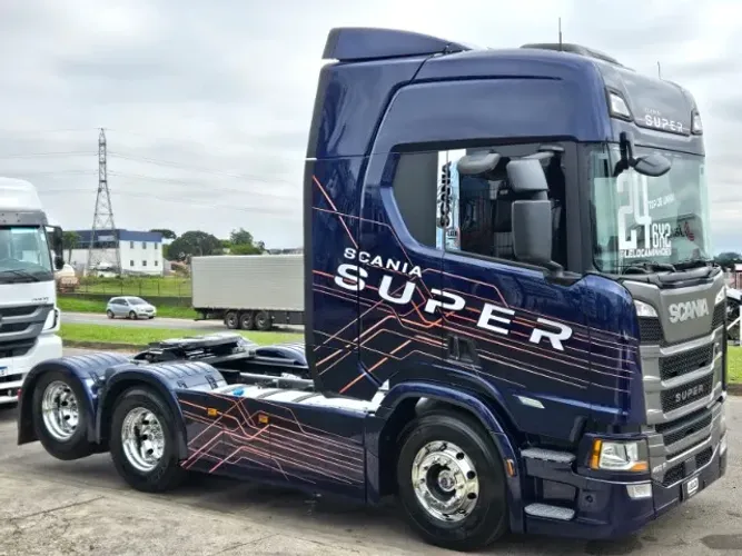 Scania R460 SUPER 6x2 Ano 2024 Painel TFT Multimídia Geladeira Farol de teto e grade