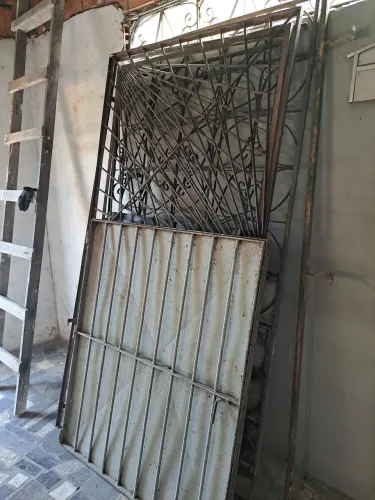 Vende-se Janelão e portão de grade de ferro
