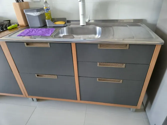 Cozinha Nesher MDF, com cuba em inox, torneira com filtro Lorenzetti e Cooktop.