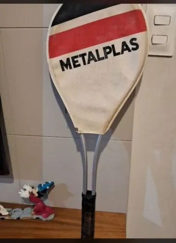 raquete antiga metalplas uso ou decoração