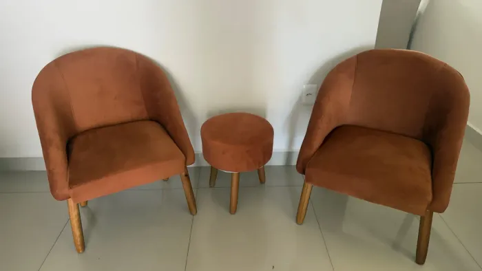CONJUNTO DE POLTRONAS +PUFF