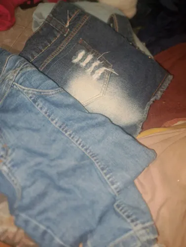 Vendo duas calças jeans uma jardineira um moletom rosa e uma legging azul