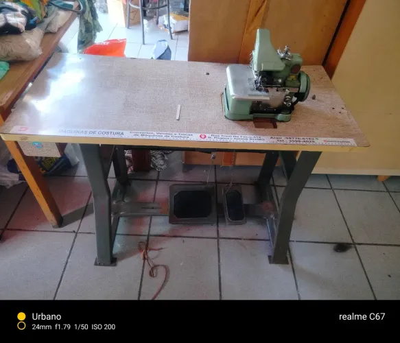 Máquina de costura overloque com mesa