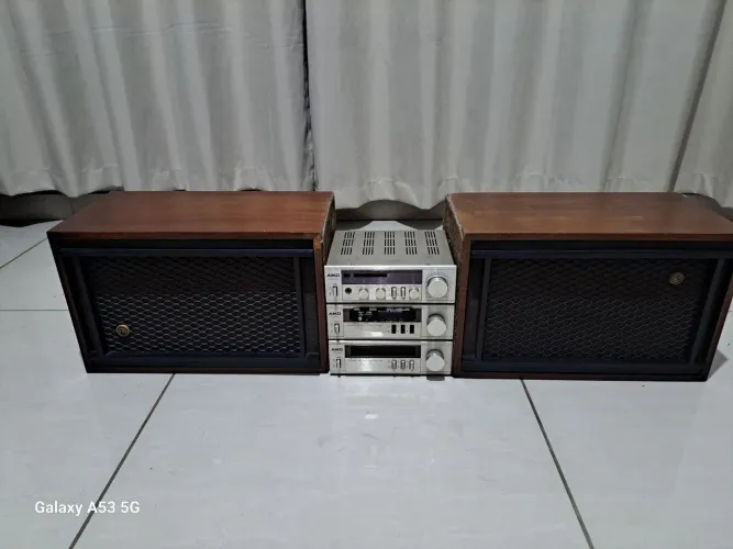 System aiko com caixas de som