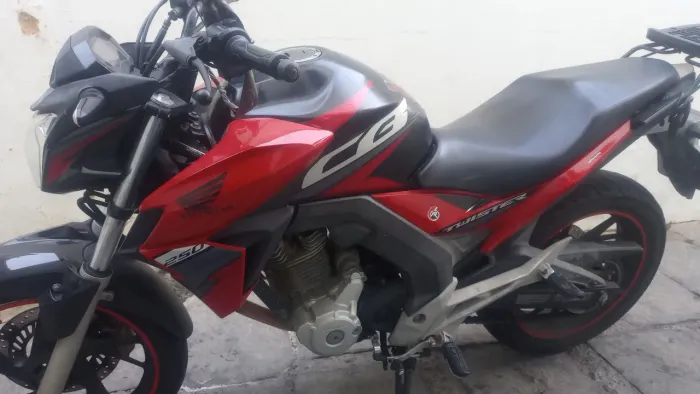 CB250F - Twister vermelha/ preto flex ano 2019 único dono, documentação em dia, 46.183km