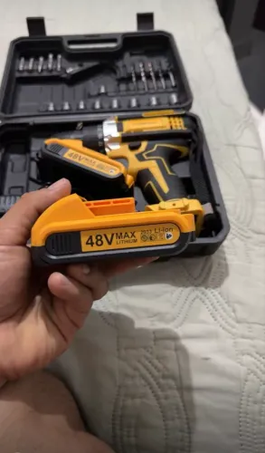 parafusadeira e furadeira 48v duas baterias com maleta e acessórios