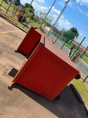 2 CAÇAMBAS METÁLICAS À VENDA