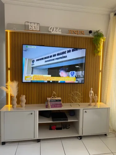Painel de tv ripado com rack e leds na lateral, não precisa fica na parede.