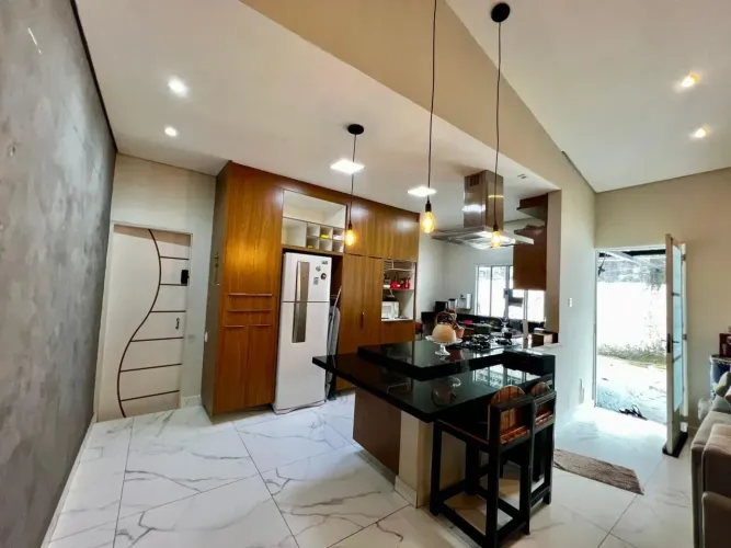 CASA À VENDA NO ALEIXO | 3 QUARTOS | SUÍTE | 300M² DE TERRENO | R$ 599 MIL