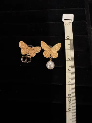 Brincos borboletas mariposa dourado cd inspiração Christian Dior com pérola 
