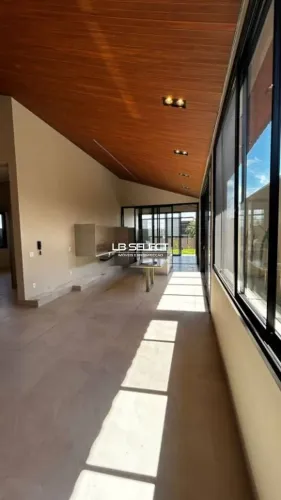 Casa no Condomínio Tamboré com três suítes e varanda gourmet.