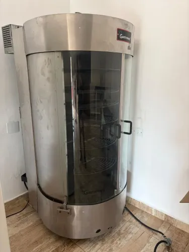 Assador de carnes GASTROMAQ 130 kgs. Praticamente novo. 
