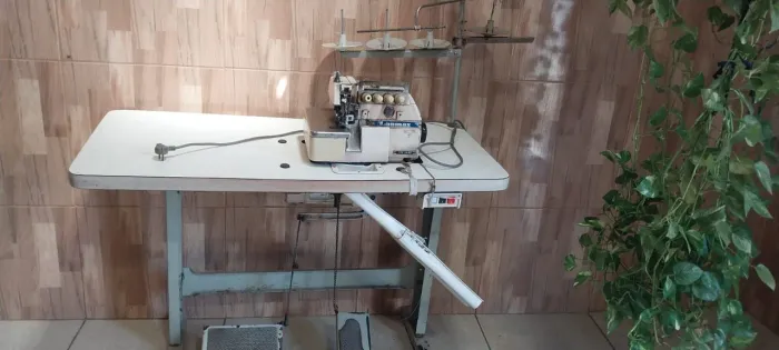 Máquina de costura overloque ponto cadeia