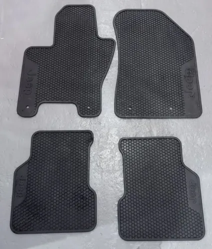 VENDE-SE 2 KITS COMPLETOS DE TAPETES JEEP COMPASS!